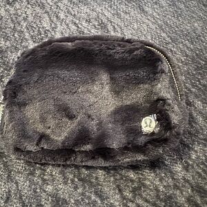 NWT Everywhere Belt Bag
Plush Fleece
Black/Gold